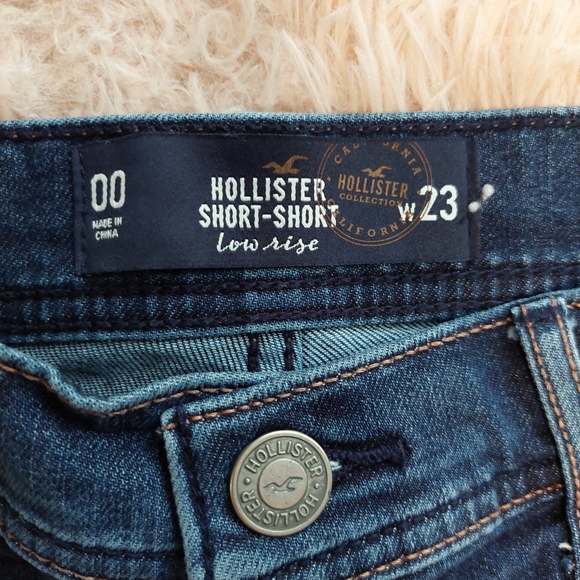 Hollister Low Rise Jean Short - With Embroidered Details - Size 00 w23 - Picture 2 of 9